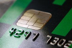 Россиянам напомнили об опасности старых банковских карт