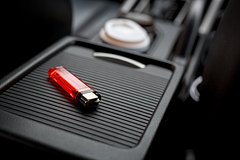 Россиянам назвали пять опасных предметов в машине летом