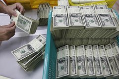 Россиянам посоветовали закупиться долларами