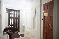 Россиянам раскрыли положенную по закону периодичность ремонта в подъезде