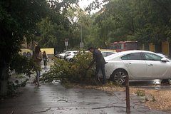 Россиянам с автомобилями дали совет на случай ущерба от плохой погоды