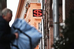 Россияне резко сократили скупку долларов