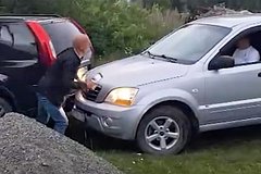 Россиянин попытался задавить соседей на машине и натравил на них алабая