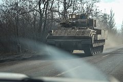 Российские бойцы захватили трофейную БМП Bradley