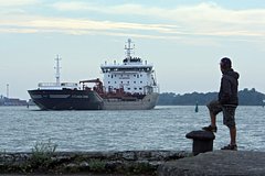Российский посол пригрозил ответом на попытки пиратства против танкеров в Балтийском море