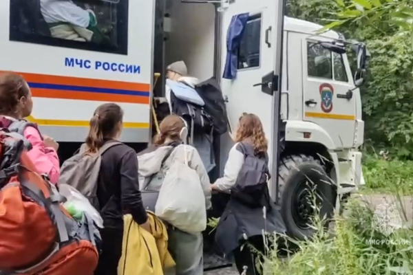 Рухнувший детсад, развалившийся аэропорт и затопленный завод: пугающие кадры с последствиями мощнейшего землетрясения на Камчатке