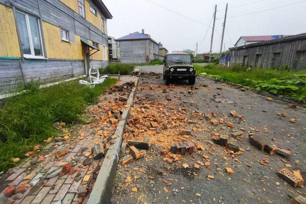 Рухнувший детсад, развалившийся аэропорт и затопленный завод: пугающие кадры с последствиями мощнейшего землетрясения на Камчатке
