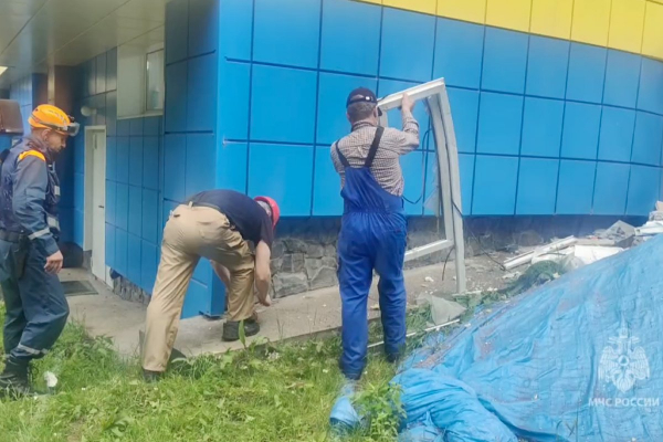 Рухнувший детсад, развалившийся аэропорт и затопленный завод: пугающие кадры с последствиями мощнейшего землетрясения на Камчатке