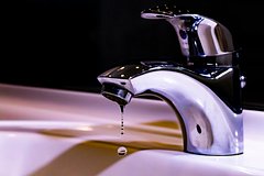 С россиян захотели брать больше денег за воду не по счетчикам