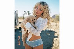 Сабрина Карпентер опубликовала фото без штанов