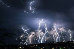 Самая большая молния в мире протянулась от Венеции до Парижа