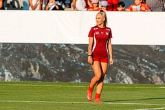 &laquo;Самая сексуальная в мире футболистка&raquo; оценила поражение сборной Швейцарии от подростков