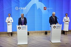 Сергей Собянин и Герман Греф подписали соглашение о строительстве серфинг-центра