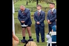 Шафер потерял штаны у алтаря на свадьбе