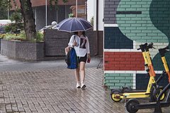 Синоптик рассказал о ливнях с грозами во вторник в Москве