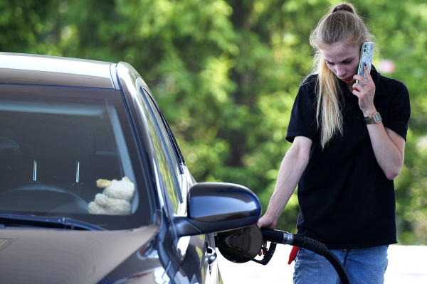 Составлен рейтинг европейских стран по доступности бензина. Сколько топлива может купить россиянин на свою зарплату?