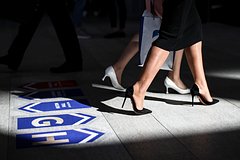 Сотни эскортниц готовятся к ПМЭФ. Как они объединяются на специальных маркетплейсах и сколько зарабатывают?