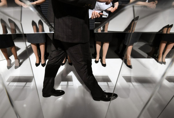 Сотни эскортниц готовятся к ПМЭФ. Как они объединяются на специальных маркетплейсах и сколько зарабатывают?