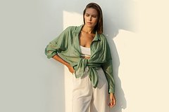 Стилисты назвали лучшую одежду для жары