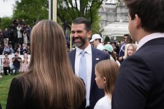 Сын Трампа сыронилизировал над публичными выступлениями Харрис