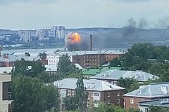 &laquo;Так страшно!&raquo; Тяжелые дроны ВСУ атаковали предприятие в Ижевске.  Мощный пожар попал на видео