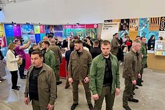 Толпа охранников плотно окружила Зеленского во время покупки книги &laquo;Убить тирана&raquo;