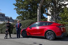 Трамп задумался о продаже Tesla после ссоры с Маском