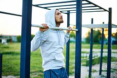 Тренер назвал самые важные упражнения для мужчин после 40 лет