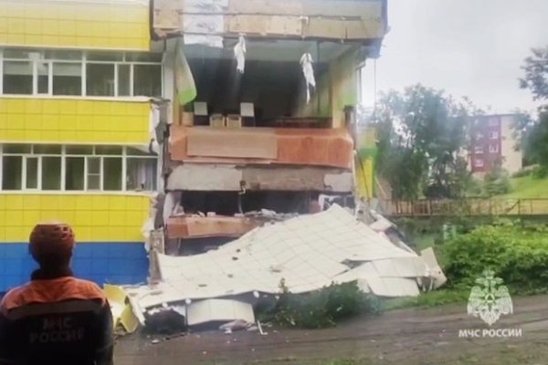 Три волны цунами обрушилось на Курилы после сильнейшего землетрясения. Последствия стихийного бедствия сняли на видео с дрона