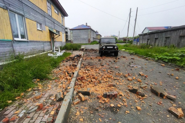 Три волны цунами обрушилось на Курилы после сильнейшего землетрясения. Последствия стихийного бедствия сняли на видео с дрона