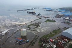 Три волны цунами обрушилось на Курилы после сильнейшего землетрясения. Последствия стихийного бедствия сняли на видео с дрона