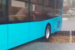 Троллейбус завис над огромным провалом в российском городе