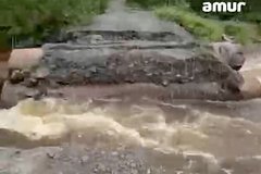 У российского поселка рухнули два моста и отрезали его от цивилизации