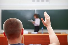 Учительница занялась сексом с двумя учениками и попыталась изнасиловать третьего