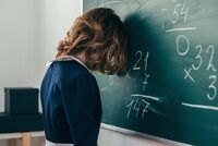 Учительница занялась сексом с двумя учениками и попыталась изнасиловать третьего