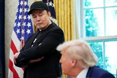 &laquo;Ударил плечом как игрок в регби&raquo;. Илон Маск подрался с министром финансов США
