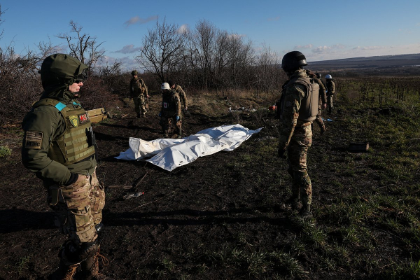 Украина неожиданно перенесла обмен пленными. На границе остались тысячи тел бойцов. Что об этом известно?