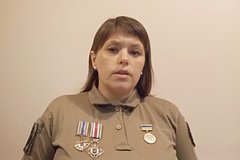 Украинская военнослужащая решила вернуть Зеленскому награды в знак протеста