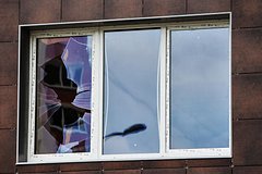 Упавшее дерево повредило квартиру в российском городе