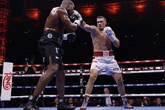 Усик вернул себе звание абсолютного чемпиона мира по боксу. Тяжеловес отправил британца Дюбуа в нокаут в пятом раунде