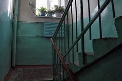 В аварийном доме под ногами россиянки рухнула ступень лестницы