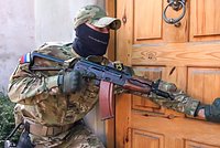 В Азербайджане арестовали российских туристов и IT-специалистов. Задержанные появились в суде со следами пыток