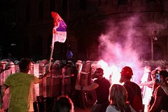 В центре Белграда начались стычки протестующих с полицией