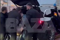 В центре Москвы человека затолкали в багажник Mercedes со спецсигналами