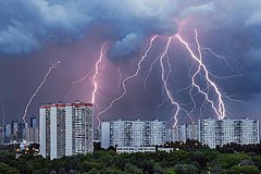 В частном доме в Москве возник пожар после удара молнии