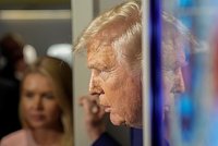 В Европе ответил на планы Трампа ввести пошлины против Евросоюза. Ему пригрозили Макрон и фон дер Ляйен