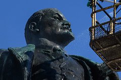 В Киргизии демонтировали один из самых высоких памятников Владимиру Ленину