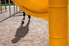 В московском парке дерево рухнуло на детскую площадку