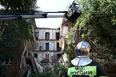 В обрушившемся российском доме в момент ЧП стена упала на женщину