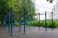 В Петербурге девятилетняя школьница упала с турника и попала в реанимацию